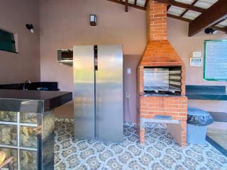 Apê Térreo com 3 quartos com ar condicionado, sala, cozinha completa e internet privativa, a poucos metros da Praia de Taperapuã. Residencial Antares, condomínio com piscina, 1 vaga de garagem e área gourmet - 6