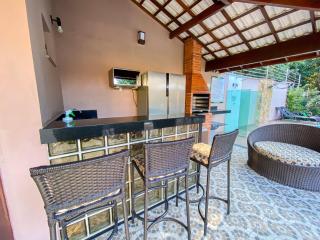 Apê Térreo com 3 quartos com ar condicionado, sala, cozinha completa e internet privativa, a poucos metros da Praia de Taperapuã. Residencial Antares, condomínio com piscina, 1 vaga de garagem e área gourmet - 4