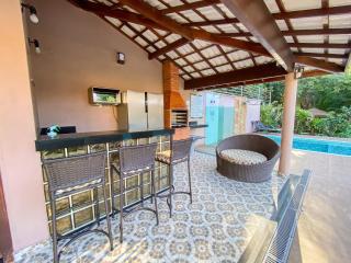 Apê Térreo com 3 quartos com ar condicionado, sala, cozinha completa e internet privativa, a poucos metros da Praia de Taperapuã. Residencial Antares, condomínio com piscina, 1 vaga de garagem e área gourmet - 3