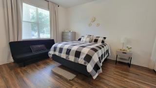 Spacious 2BR 2BA Suite - Walk to Mall & Hospitals - 0
