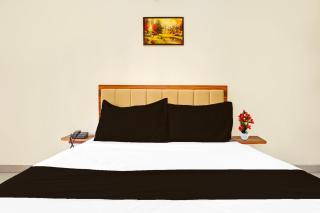 Super Townhouse Amanora Park Town Formerly Samrat Inn - Pune - 1