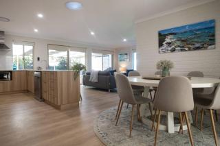 Dunsborough Bay Retreat - Steps from Beach and Dining - 9