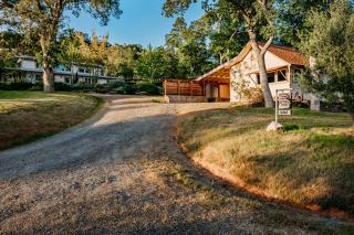 The Oak Meadows Guest House - 7