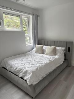 Newly Refurbished - Stylish - Modern - And Cosy Flat - King Size Bed with Built In Speakers - Bedside Lamp - And USB Ports - Sofa Bed - In Islington North London - 1