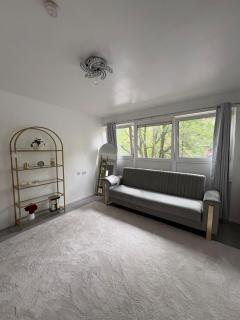 Newly Refurbished - Stylish - Modern - And Cosy Flat - King Size Bed with Built In Speakers - Bedside Lamp - And USB Ports - Sofa Bed - In Islington North London - 0