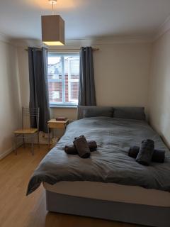 Comfortable 2 Bedroom Flat with Shared Bathroom and Kitchen Close to Manchester Airport - 9