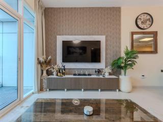 Heart of Dubai Marina - Sleeps 6 People - Minutes to JBR Walk, Private Hot Tub - 6