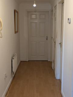 Comfortable 2 Bedroom Flat with Shared Bathroom and Kitchen Close to Manchester Airport - Manchester - 6