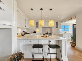 Camps Bay Luxury Family Retreat – Lush & Stylish - 7