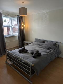 Comfortable 2 Bedroom Flat with Shared Bathroom and Kitchen Close to Manchester Airport - Manchester - 0