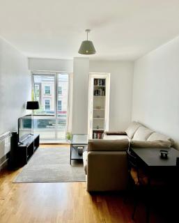 Beautiful modern 1 bedroom apart overlooking shops - 0