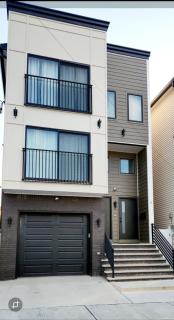 Luxury 3BR Retreat Near NYC - Newark - 0
