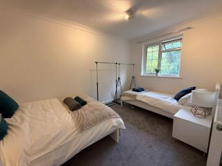 Newbury House Long Stays Free Parking and Wifi - Swindon - 1