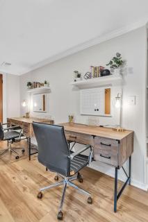 Serene Suburban Oasis 2 Saunas, Office, Parking - 3