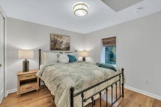 Serene Suburban Oasis 2 Saunas, Office, Parking - 9