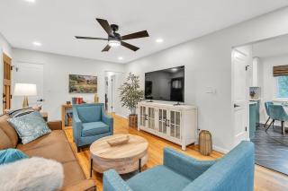 Serene Suburban Oasis 2 Saunas, Office, Parking - 2