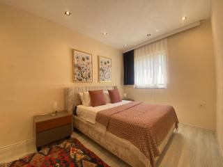 Stylish 2BR Apt Lagoon Views Beach - 8