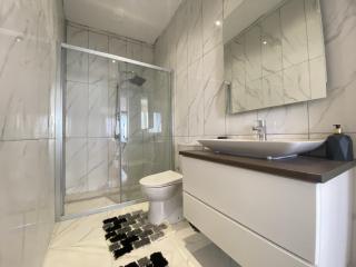 Stylish 2BR Apt Lagoon Views Beach - 6