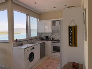 Stylish 2BR Apt Lagoon Views Beach - 4