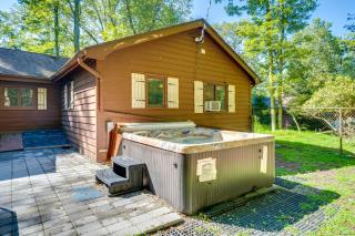 Walk to Lake Harmony Home with Hot Tub and Fire Pit - 9