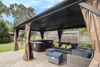 Hot Tub Sauna Fire Pit Outdoor Living Elegant Ranch - Ann Arbor - 1