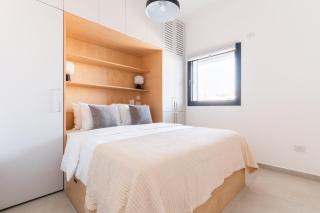 Blueground New North High End Balcony TLV-64 - 1