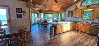American Dream- 5 bedroom dog-friendly with hot tub, pool table and more! - 6