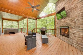 Fire Pit and Hot Tub Couples Retreat in Broken Bow - 0