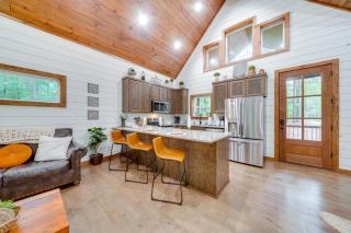 Fire Pit and Hot Tub Couples Retreat in Broken Bow - 4