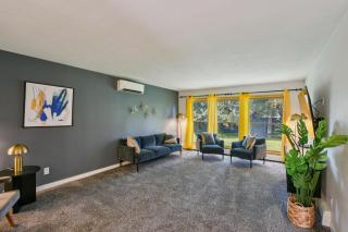 Iowa City 4BR Backyard Walk to Stadium home - - 9