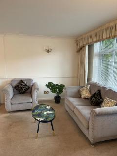 Spacious Family Home, Comfort, Safety and Smiles Await! - Havering - 0