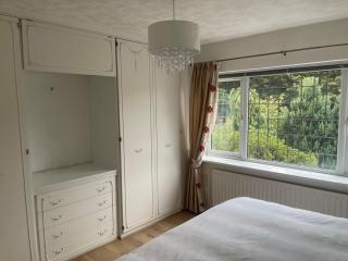 Spacious Family Home, Comfort, Safety and Smiles Await! - Havering - 2