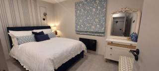 10 mins to Heathrow & 35 mins to LON Waterloo - 1