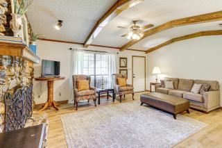 4 Mi to Hospital Texarkana Family Home with Yard! - 6