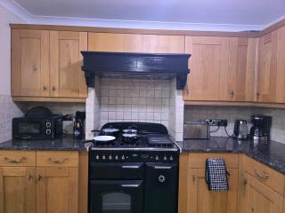 North London Holiday home, Driveway Parking, BBQ and Indoor Jacuzzi hot tub - 3