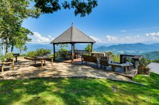 Condo with Private Balcony 6 Mi to Pisgah NF! - 7