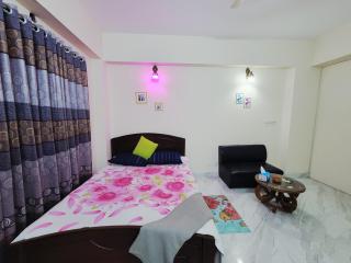 Budget Friendly Lovely Non Ac Couple Room - Dhaka - 6