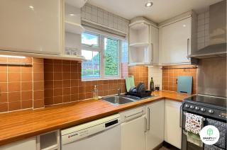 4 Bedroom spacious home with parking sleeps 9 - 5