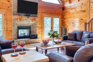 Big Bear Cove by AvantStay Hot Tub Game Room Fireplace Smoky Mtn Views - 7