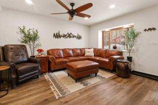 Cozy Moonridge Cabin - Couples, Walk to Shops, Fenced Yard, BBQ - 0