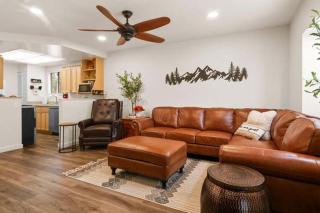 Cozy Moonridge Cabin - Couples, Walk to Shops, Fenced Yard, BBQ - 3