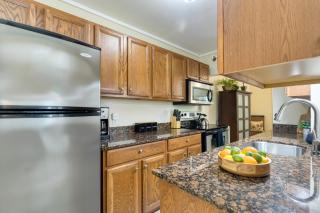 Emmas Secret by AvantStay Heart of Old Town w Shared Pool Month Long Stays Only - 1