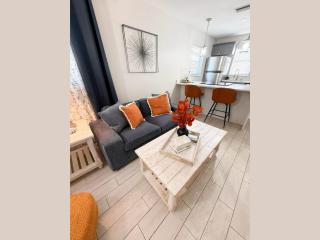 Cozy Queen Bed Retreat, Steps to Downtown, 7 Mins to Beach - 3