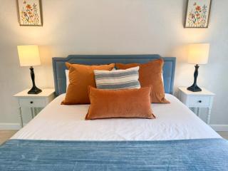 Cozy Queen Bed Retreat, Steps to Downtown, 7 Mins to Beach - 2