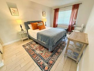 Cozy Queen Bed Retreat, Steps to Downtown, 7 Mins to Beach - 1