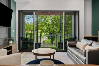 Stunning Penthouse Double King Suite on Butler Street with rooftop deck and free off street parking - 9