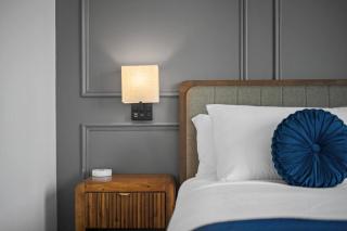 Immaculate Penthouse Double King Suite on Butler St with rooftop deck and free off street parking - 7