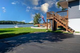 3Bed 2Bath Luxury Lake House on Myers Bay Private Pier Beach Firepit and Deck - 1