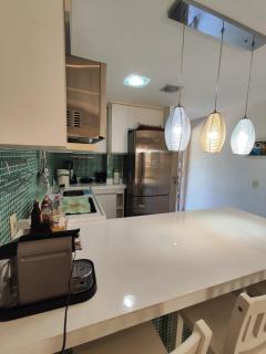 Apartamento com vista para piscina em Angra dos Reis - Condomínio com piscina, bar molhado e marina - Aluguel de Lancha no Local - 3