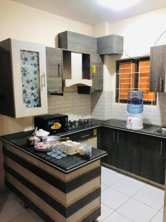 2BR Apt Karachi Secure Stay, Wi-Fi, Airport - 2